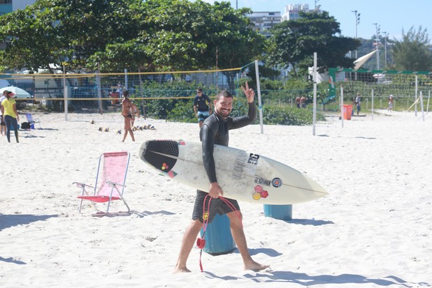 Cauã Reymond surfando na praia da Barra da Tijuca, RJ (Foto: Dilson Silva / Agnews)