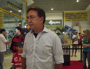 Presidente do ABC, Rubens Guilherme Dantas, também foi dar uma olhada na taça da Copa do Nordeste (Foto: Tiago Menezes/GLOBOESPORTE.COM)
