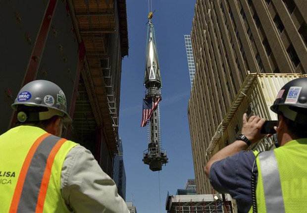 Antena do novo WTC é içada em Nova York (Foto: Agência EFE)