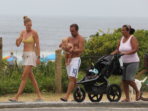 Roger Flores e Betina Korbes Schmidt passeiam com o filho (Foto: Dilson Silva/AgNews) Roger Flores e Betina Korbes Schmidt passeiam com o filho (Foto: Dilson Silva/AgNews)