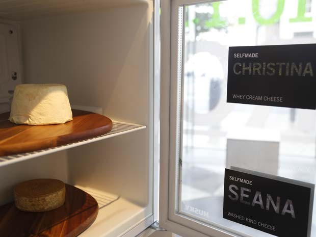 Os queijos produzidos com bactérias humanas estão em exposição em Dublin (Foto: GROW YOUR OWN...LIFE AFTER NATURE at Science Gallery at Trinity College Dublin)