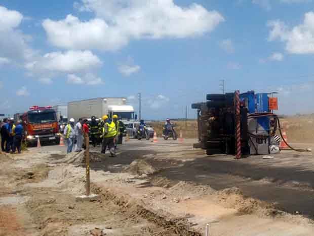 G1 Caminhão tomba e interdita faixa da BR 101 no Cabo de Santo