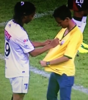 Ronaldinho autografa camiseta de um torcedor (Foto: Reprodução YouTube)