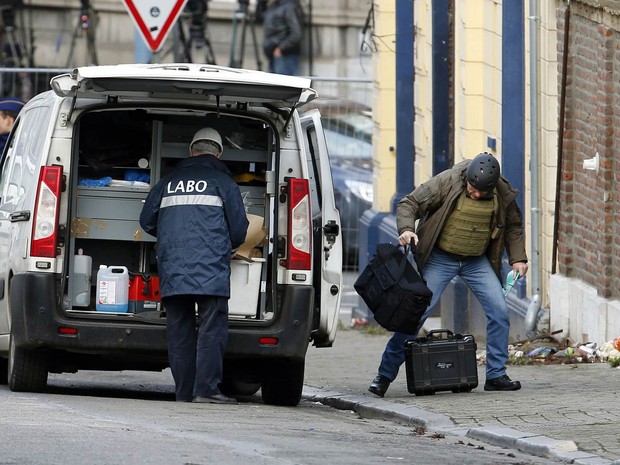 Policiais chegam com equipamentos para fazer investigação em um apartamento em Verviers, na Bélgica, entre Liege e a fronteira com a Alemanha. Em ação contra um grupo terrorista islâmico, a polícia belga deteve 13 pessoas (Foto: Yves Herman/Reuters) Policiais chegam com equipamentos para fazer investigação em um apartamento em Verviers, na Bélgica, entre Liege e a fronteira com a Alemanha. Em ação contra um grupo terrorista islâmico, a polícia belga deteve 13 pessoas (Foto: Yves Herman/Reuters)