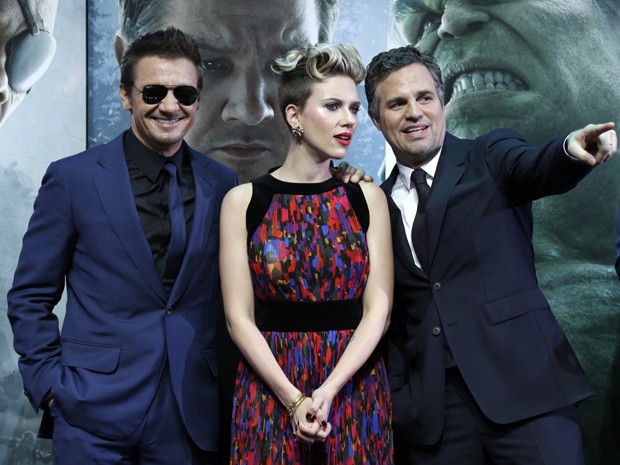 Jeremy Renner, Scarlett Johansson and Mark Ruffalo na première de 'Vingadores: Era de Ultron' em Londres nesta terça-feira (21) (Foto: Joel Ryan/Invision/AP)