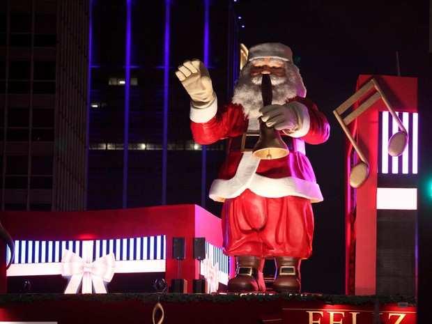 Detalhe do Papai Noel gigante no centro do palco (Foto: Marcelo Brandt/G1)
