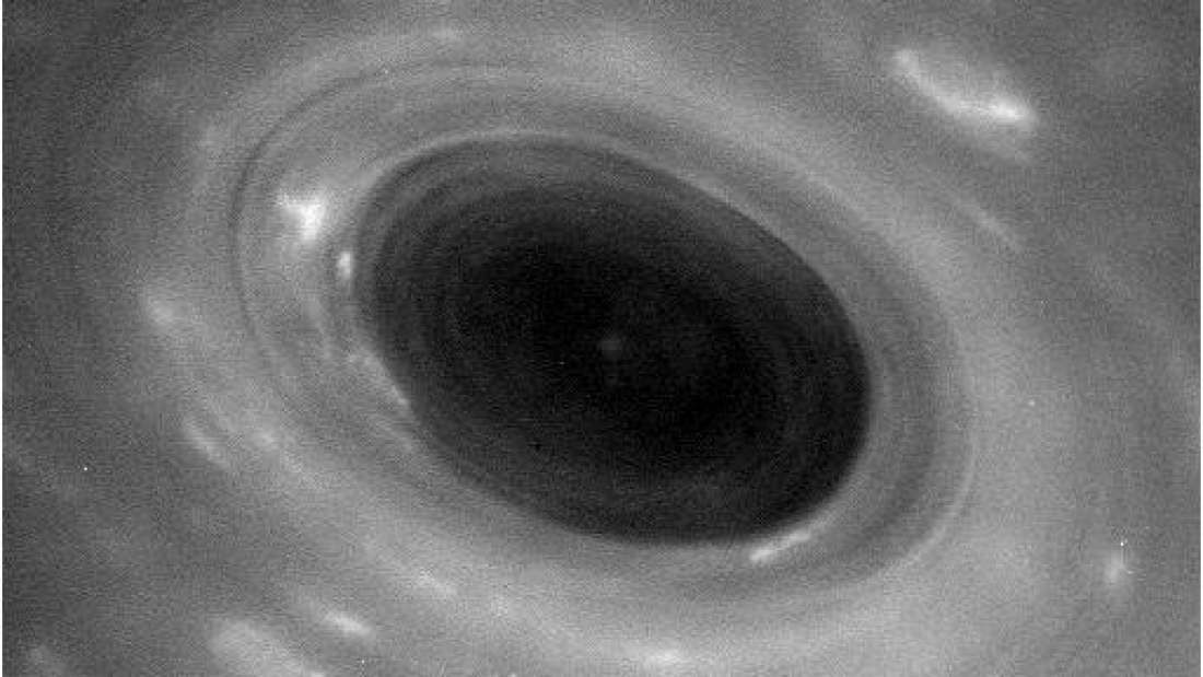 Imagem não processada de um furacão no polo norte de Saturno (Foto: NASA/ JPL-Caltech)