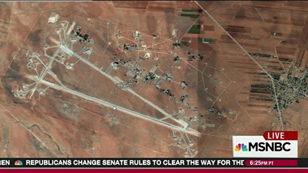 Imagem de satélite da base militar aérea de Al Shayrat, na Síria, alvo de 59 mísseis Tomahawks americanos (Foto: GloboNews reprodução)