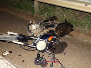 Motociclista morreu no local após colisão em São João da Boa Vista (Foto: Gazeta de Vargem Grande)