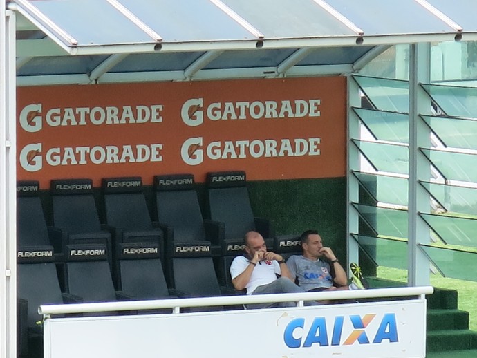 Ao lado do supervisor do Vasco, André Araújo, Doriva mostra preocupação no treino do Vasco (Foto: Raphael Zarko)