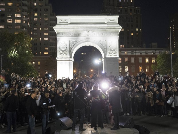 Show de Madonna no parque Washington Square na noite desta segunda-feira (7) em apoio a Hillary Clinton (Foto: Matt Rourke/AP) Show de Madonna no parque Washington Square na noite desta segunda-feira (7) em apoio a Hillary Clinton (Foto: Matt Rourke/AP)