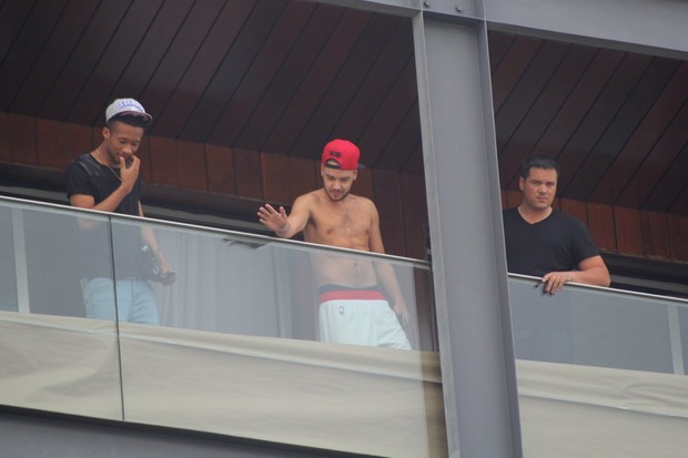 Integrante do One Direction na sacada do hotel (Foto: J. Humberto / AgNews)