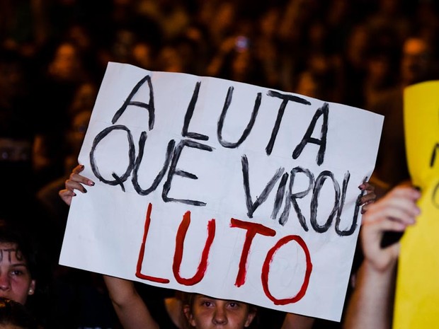Sexta-feira (21) - Manifestante carrega cartaz citando a morte do estudante Marcos Delefrate, que protestava na noite passada em Ribeirão (Foto: Érico Andrade/G1)