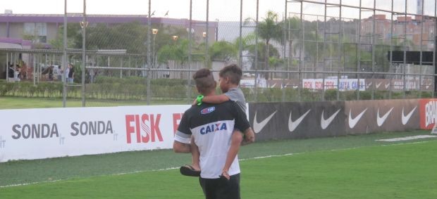 Guerrero carrega o filho no colo ao fim das atividades (Foto: Diego Ribeiro)