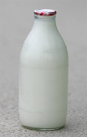 Garrafa de leite distribuída em Londres; Reino Unidos investiga venda de produto procedente de filhotes de animais clonados (Foto: Geoff Caddick / AFP)