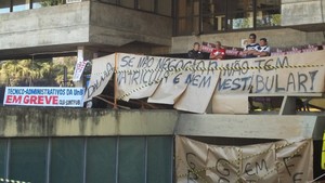 Servidores em greve impedem bloqueiam uma das entradas da reitoria da UnB (Foto: Felipe Néri/ G1)