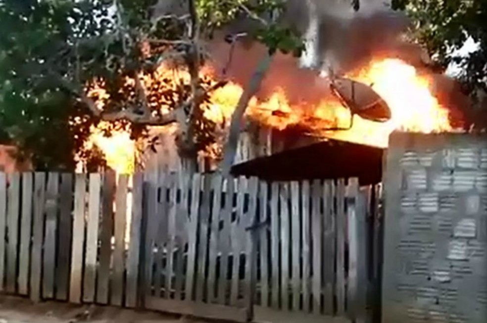 Incêndio destruiu casa na tarde desta quinta-feira (25) em Senador Guiomard (Foto: Arquivo pessoal)