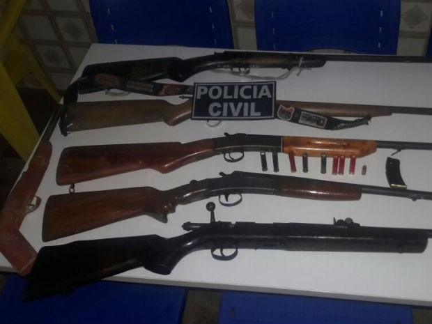 Armas apreendidas irão passar por perícia em Amargosa (Foto: Divulgação / Polícia Civil)