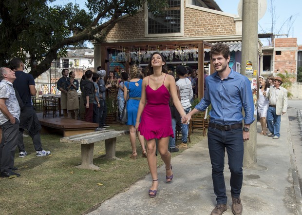 Bruna Marquezine e Maurício Destri formam par romântico na novela I Love Paraisópolis (Foto: Globo/Estevam Avellar) Bruna Marquezine e Maurício Destri formam par romântico na novela I Love Paraisópolis (Foto: Globo/Estevam Avellar)