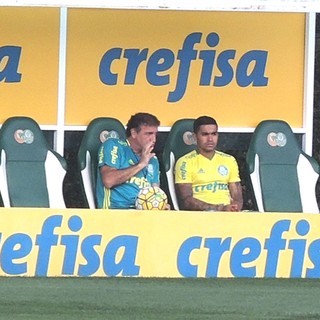 Antes de treino Cuca tem conversa particular com Dudu