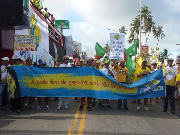 Manifestantes exibem cartaz contra preços altos e corrupção (Foto: Lucas Leite/G1) Manifestantes exibem cartaz contra preços altos e corrupção (Foto: Lucas Leite/G1)
