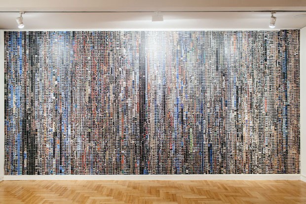 Em 'iPhone wallpaper', Ai Weiwei mostra mais de 12 mil fotografias organizadas em um mural em que o artista expõe em ordem cronológica todas as imagens registradas com seu telefone de janeiro a abril de 2016, período em que visitou localidades gregas como Lesbos e Idomeni (Foto: Divulgação)