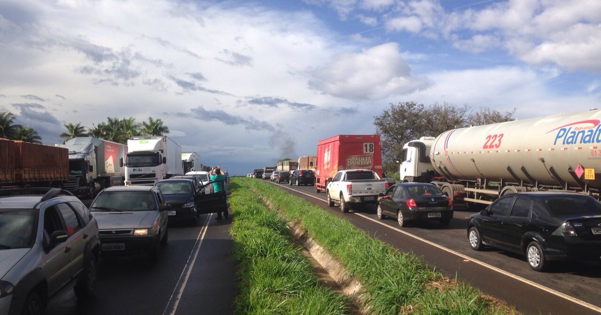 G Protesto De Caminhoneiros Bloqueia Br E Causa Congestionamento