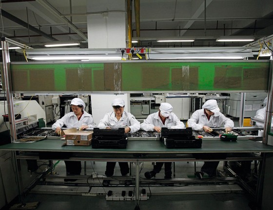 Fábrica da Foxcomm,que fabrica produtos da aplle na China.Trump enxerga (ou finge enxergar) apenas malefícios no sistema (Foto: Bobby Yip / Reuters)