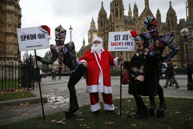 'Noel' participa de protesto contra mudanças na regulação de pornografia na Inglaterra. Nas placas, as frases: 'Bata em mim' e 'Sente-se na cara do Papai Noel' (Foto: Stefan Wermuth/Reuters) 'Noel' participa de protesto contra mudanças na regulação de pornografia na Inglaterra. Nas placas, as frases: 'Bata em mim' e 'Sente-se na cara do Papai Noel' (Foto: Stefan Wermuth/Reuters)