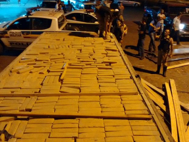 Dupla é presa transportando mais de 570 quilos de maconha em Iturama (Foto: PM/Divulgação)