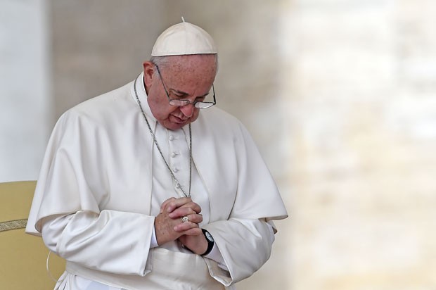 Papa Francisco reza durante audiência na Praça São Pedro nesta quarta-feira (14) (Foto: Vincenzo Pinto/AFP)