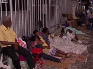 Fila de pacientes em busca de atendimento em hospital de Salavdor percorre ruas (Foto: Reprodução / TV Bahia)