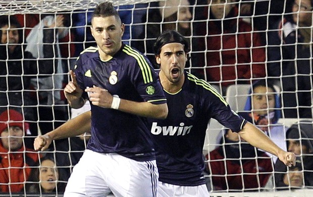 Benzema comemora gol do Real Madrid contra o Valencia (Foto: EFE)