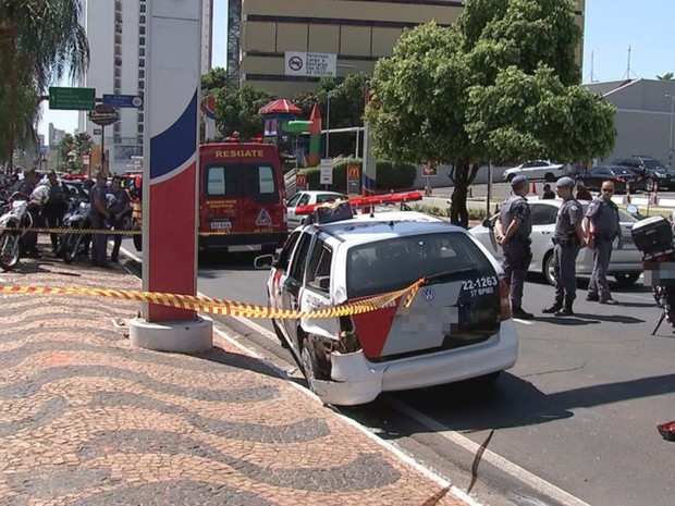 Viatura da polícia ficou com a lateral danificada (Foto: Reprodução / TV TEM) Viatura da polícia ficou com a lateral danificada (Foto: Reprodução / TV TEM)
