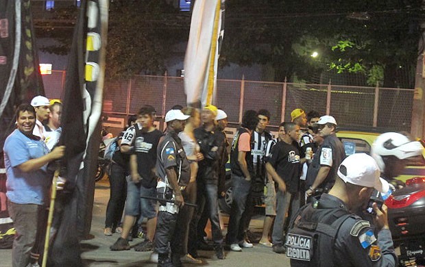 Protesto torcida do Botafogo (Foto: André Casado / Globoesporte.com)