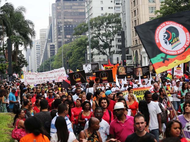 Cerca de 500 pessoas participavam na XI Marcha da Consciência Negra, que teve início na Avenida Paulista, na tarde desta quinta-feira (20). A passeata segue até o Teatro Municipal (Foto: Renato S. Cerqueira/Futura Press/Estadão Conteúdo)