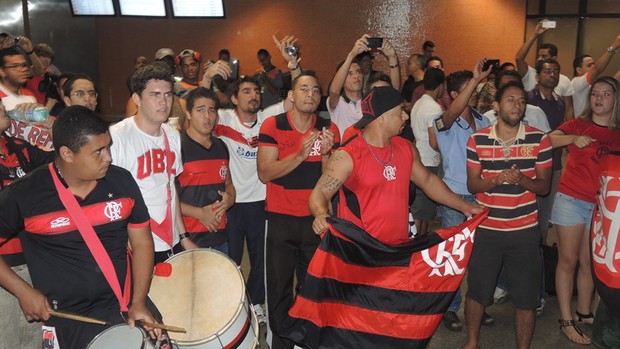 Torcedores desembarque Flamengo (Foto: Cahê Mota)