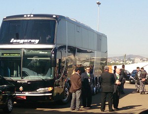Ônibus da Seleção Brasileira no Aeroporto Salgado Filho, em Porto Alegre (Foto: Diego Guichard/GLOBOESPORTE.COM)