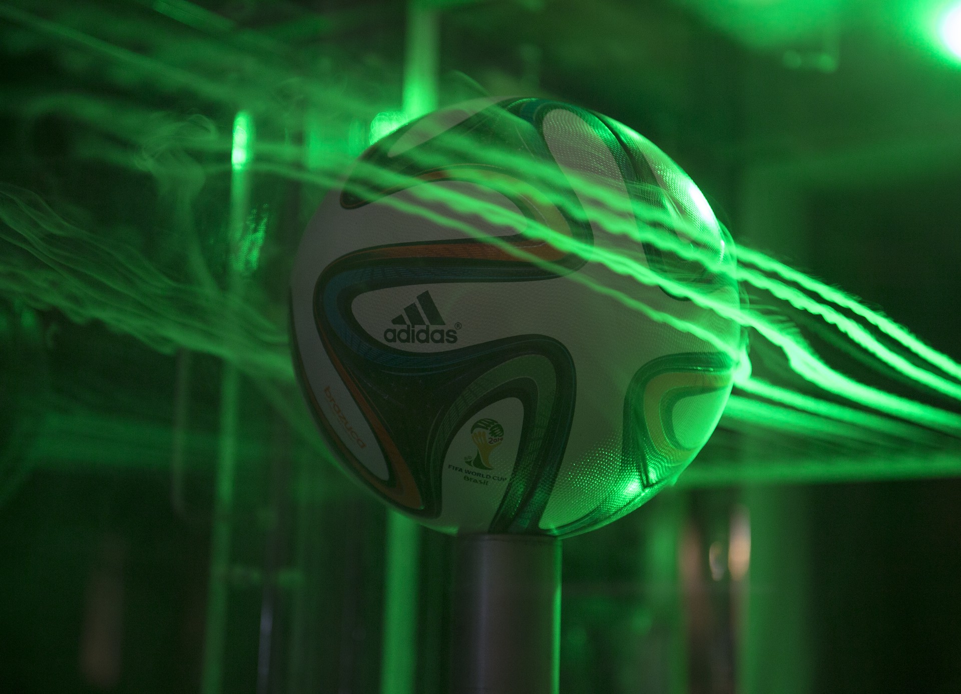 Brazucam: a bola da Copa ganha uma versão câmera panorâmica de 360 graus -  TecMundo
