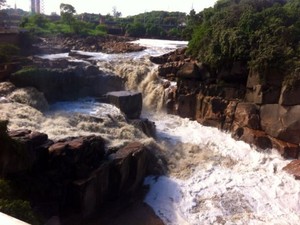 Água ainda não voltou ao normal no rio Tietê (Foto: Juliana Furio/ TV TEM)