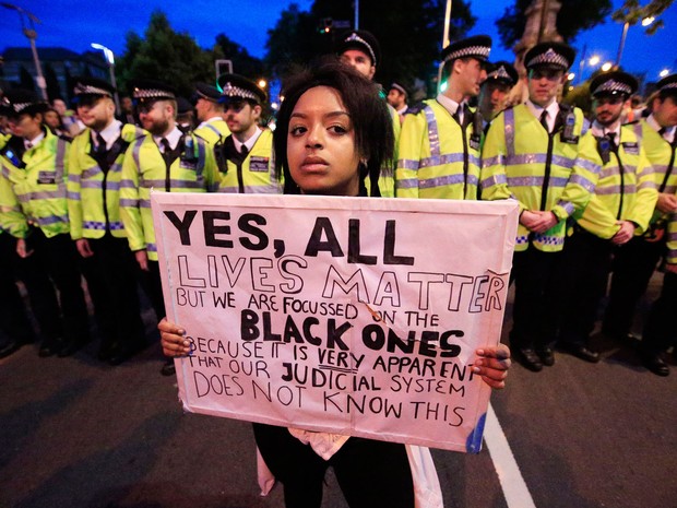 Em frente a um cordão de policiais na Brixton Road, jovem participa de manifestação em solidariedade ao movimento Black Lives Matter, em Londres, na Inglaterra, no sábado (9) (Foto: Jonathan Brady/PA via AP) Em frente a um cordão de policiais na Brixton Road, jovem participa de manifestação em solidariedade ao movimento Black Lives Matter, em Londres, na Inglaterra, no sábado (9) (Foto: Jonathan Brady/PA via AP)
