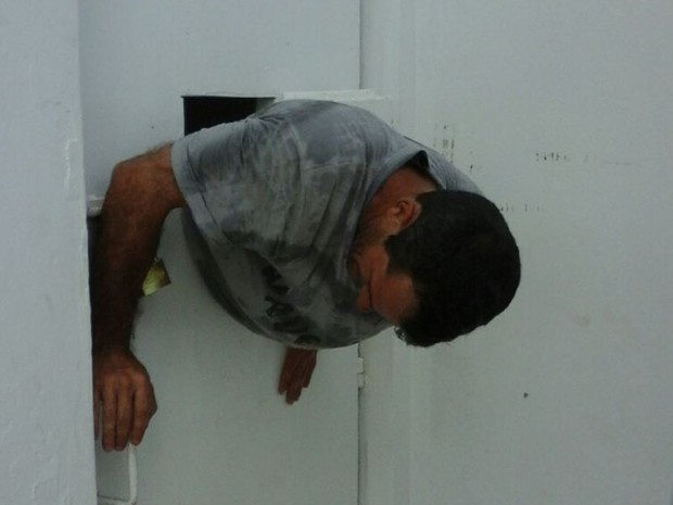 Homem de 40 anos ficou entalado em cela da Delegacia de Balneário Piçarras (Foto: CBMSC/Divulgação)