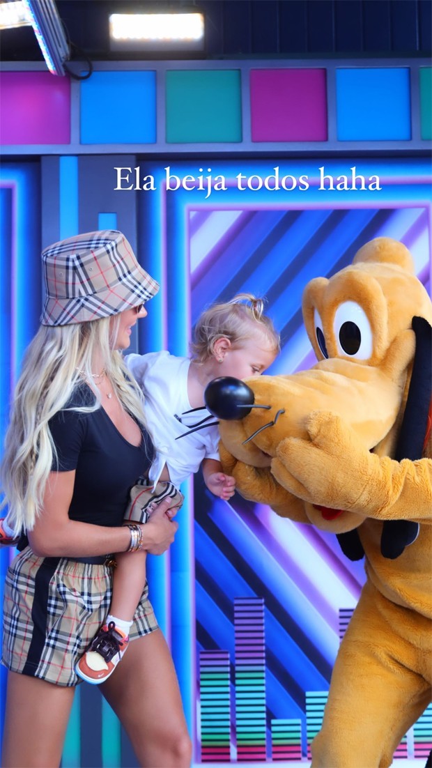 Ana Paula Siebert combina look grifado com Vicky para dia na Disney (Foto: Reprodução / Instagram)