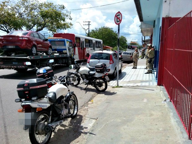 G1 Manaustrans autua 68 condutores durante blitz em feirão na Zona