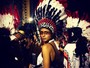 Fantasiada de índia, Nanda Costa curte bloco de Carnaval no Rio 