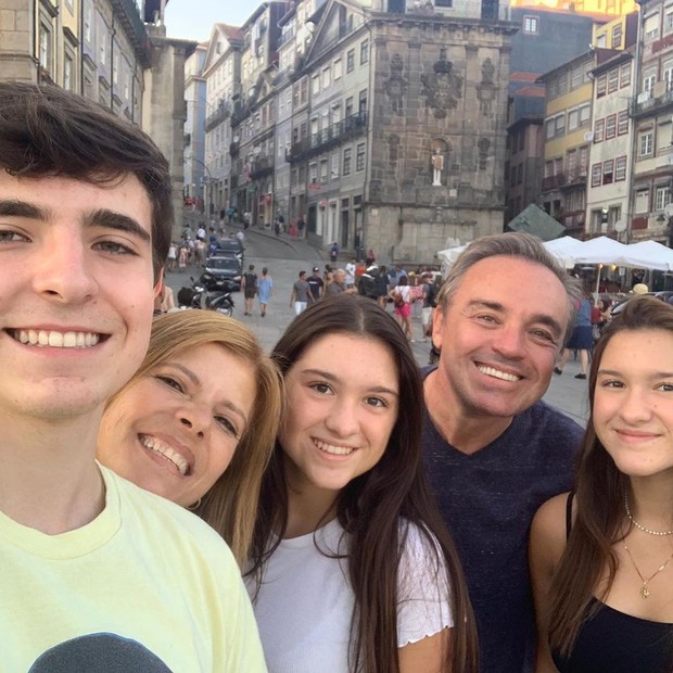 Gugu Liberato com a esposa e os filhos (Foto: Reprodução/Instagram)