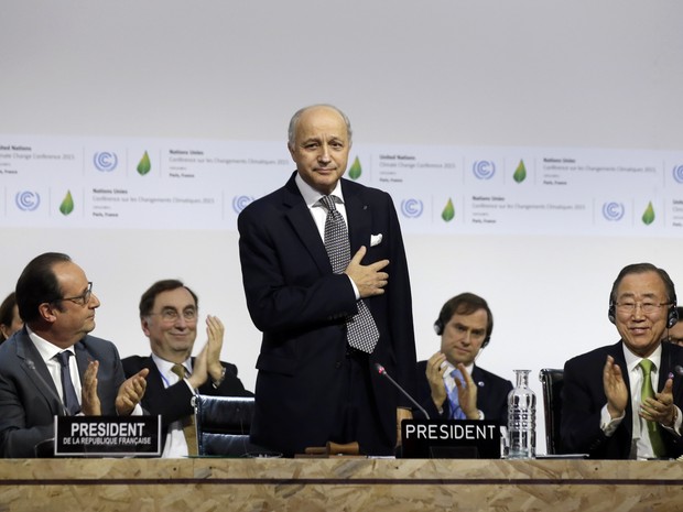 Presidente da COP 21 anuncia proposta de texto final para combater mudanças climáticas no mundo inteiro (Foto: Philippe Wojazer/Pool Photo via AP)