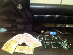 173 pedras de crack e R$ 1.020 em dinheiro foram apreendidos (Foto: Divulgação/Guarda Municipal)