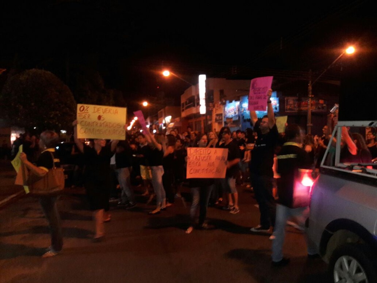 Servidores municipais realizam protesto por aumento salarial em ... - Globo.com