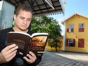 Livro é fruto de sua dissertação de mestrado em História, concluída no final de 2012 (Foto: Divulgação/Prefeitura de Quissamã)